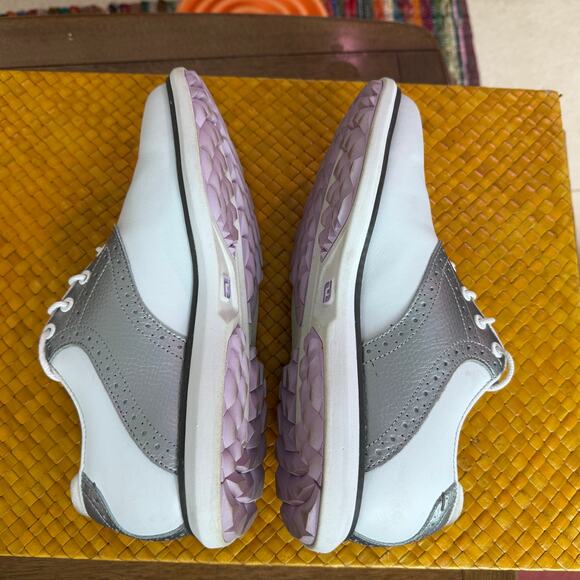 FJ FootJoy Traditions Spikeless Women’s Saddle Style Golf Shoe Size 7 Gray White - Picture 4 of 8